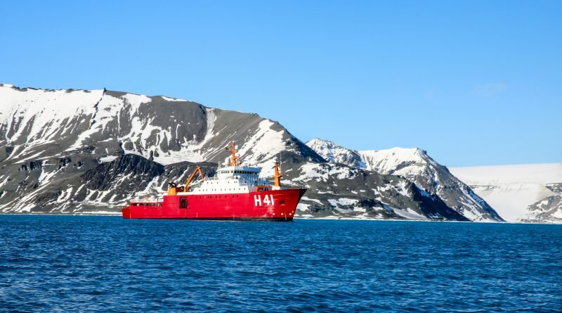 Navio polar Almirante Maximiano, na Antártica