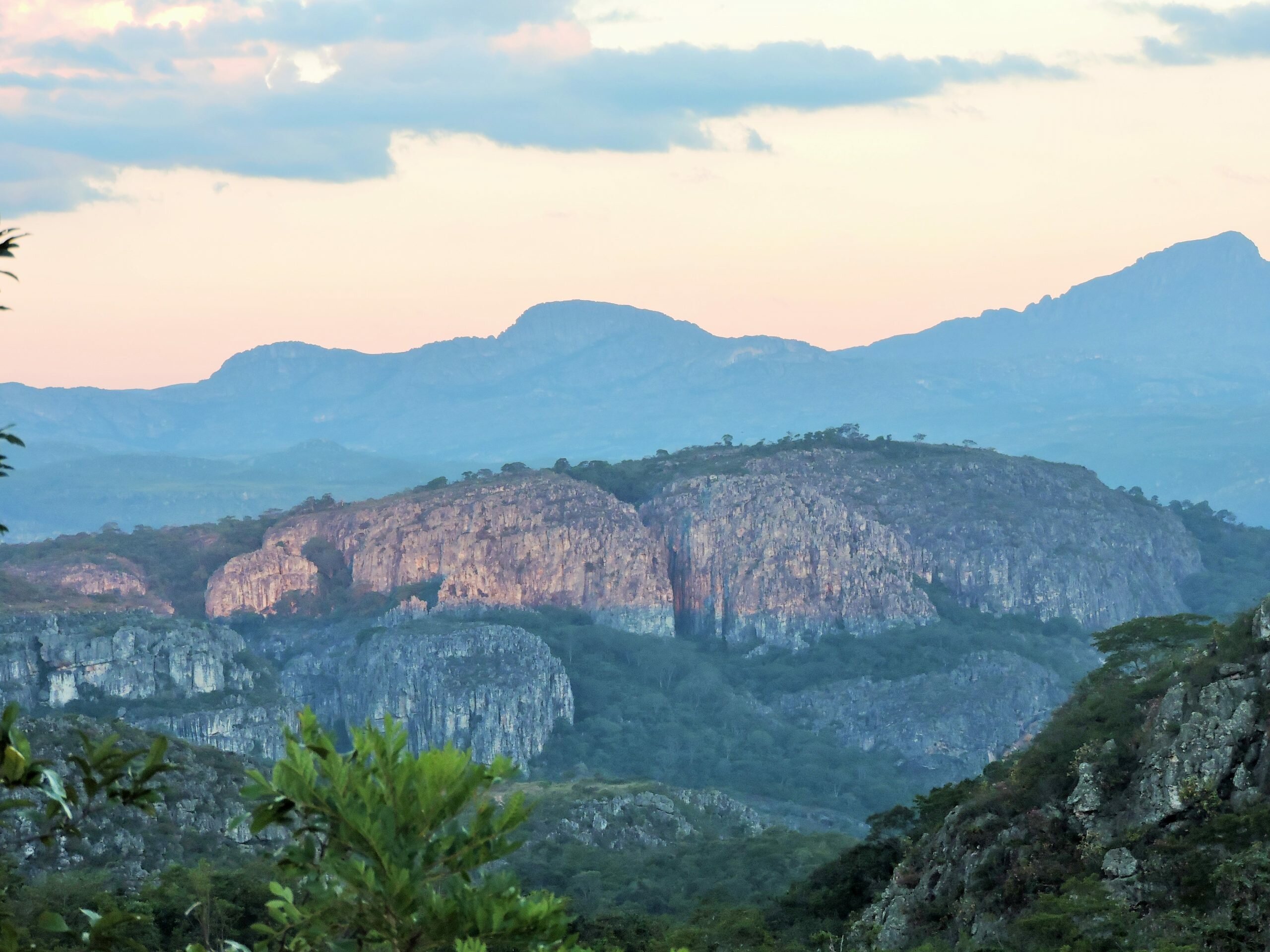 Os mistérios do mundo subterrâneo: a geologia e a microbiologia nas cavernas da Serra do Espinhaço